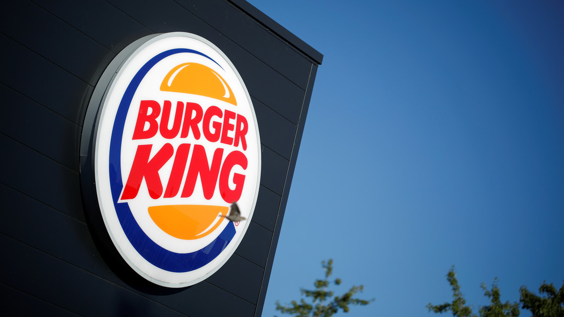 Este año Burguer King le entra de lleno a las celebraciones de Halloween con dos originales promociones: Home of the Ghosts y la Halloween Whopper edición limitada, una hamburguesa preparada con pan naranja, ajonjolí negro y presentada en un empaque especial acorde con la ocasión. 
Home of The Ghosts brinda la oportunidad de ganar una hamburguesa gratis, en 2x1 al usar la app de Burguer King. Solo basta utilizar la función de detección de fantasmas. Al detectar alguna actividad paranormal a través de dicha función, te harás acreedor de dicha promoción. La campaña se llevará a cabo en 11 países de todo el mundo, incluidos México, Estados Unidos, Reino Unido, Canadá y España.
