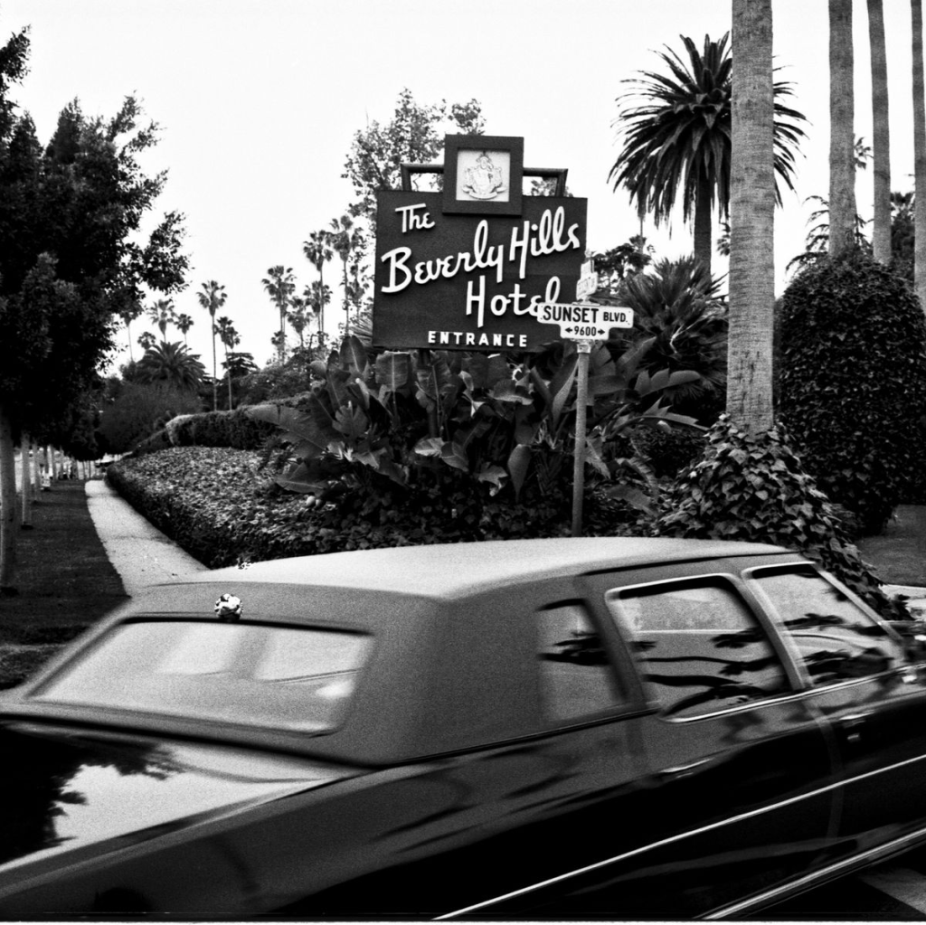 Beverly Hills Hotel, el icónico hotel con más de un siglo de historia, presenta una exposición representativa del famoso fotógrafo que plasmó la magia y la euforia de las figuras del cine americano