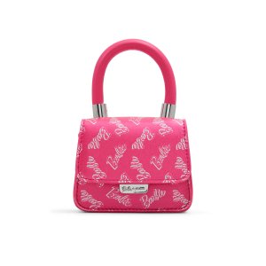 Las piezas únicas están adornadas con llamativos diamantes de imitación, amuletos y detalles lúdicos, como el monograma en forma de B con joyas y los dinámicos logotipos de Barbie en el icónico rosa de la famosa muñeca