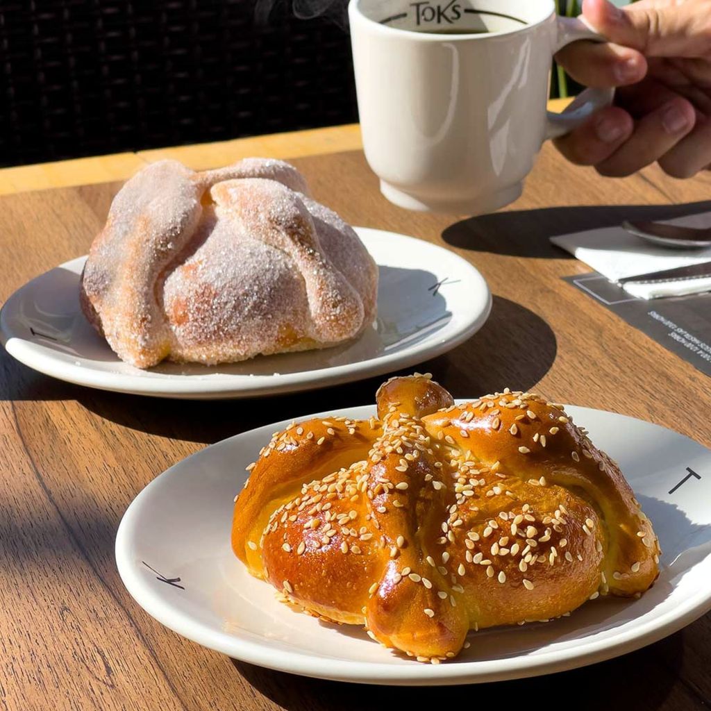 En esta temporada de celebraciones de Día de Muertos, Toks nos brinda sus deliciosas versiones del Pan de Muerto, así como algunas sugerencias saladas que le pone una nota de originalidad a la ocasión