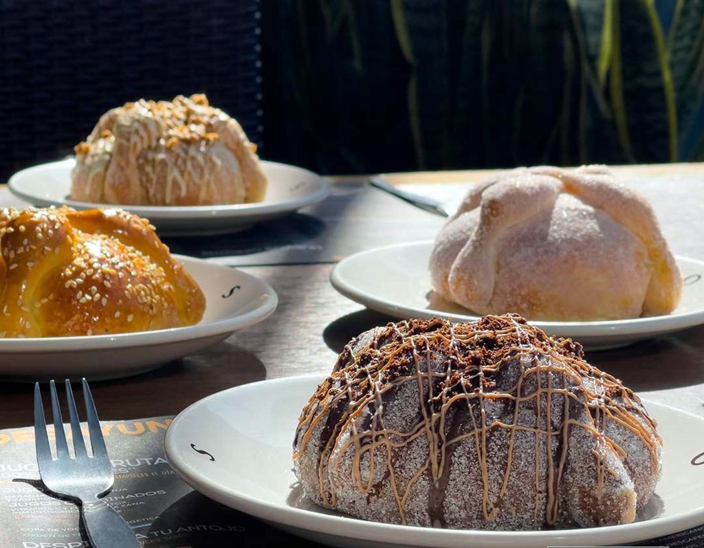 En esta temporada de celebraciones de Día de Muertos, Toks nos brinda sus deliciosas versiones del Pan de Muerto, así como algunas sugerencias saladas que le pone una nota de originalidad a la ocasión