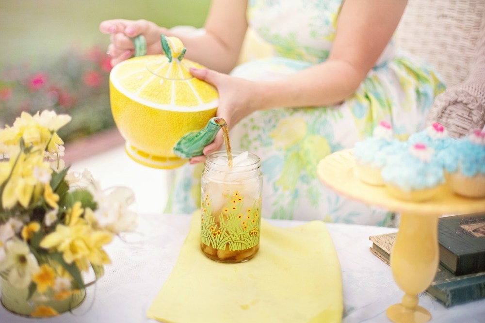 El té de limón es una de las bebidas favoritas de los que gustan de infusiones frescas y cítricas, además de sus múltiples beneficios a la salud