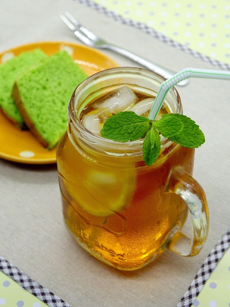El té de limón es una de las bebidas favoritas de los que gustan de infusiones frescas y cítricas, además de sus múltiples beneficios a la salud
