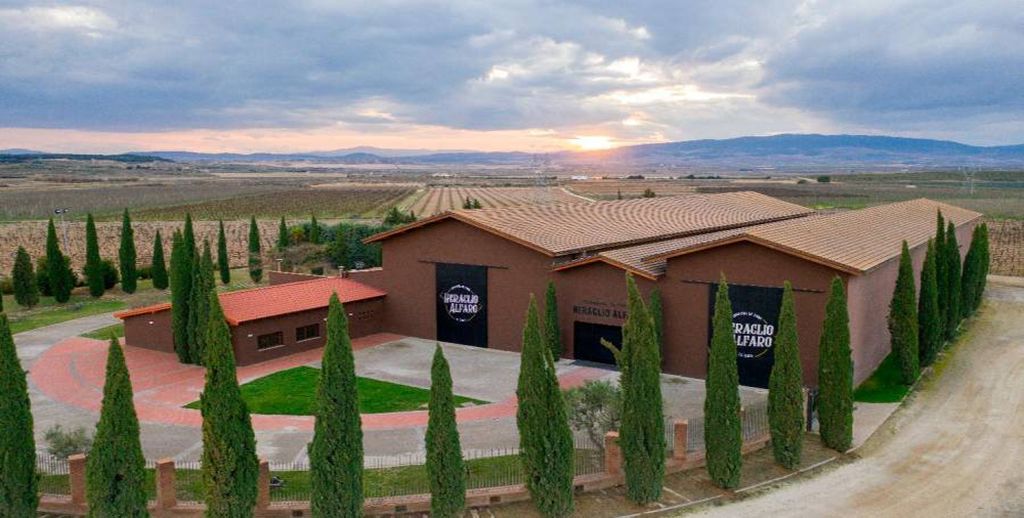 Su sola mención es sinónimo de una bodega que ha marcado una transformación en el goce y el entendimiento de los vinos de Galicia; abriendo además nuevos conceptos y expresiones en Bierzo, Rioja y Castilla y León
