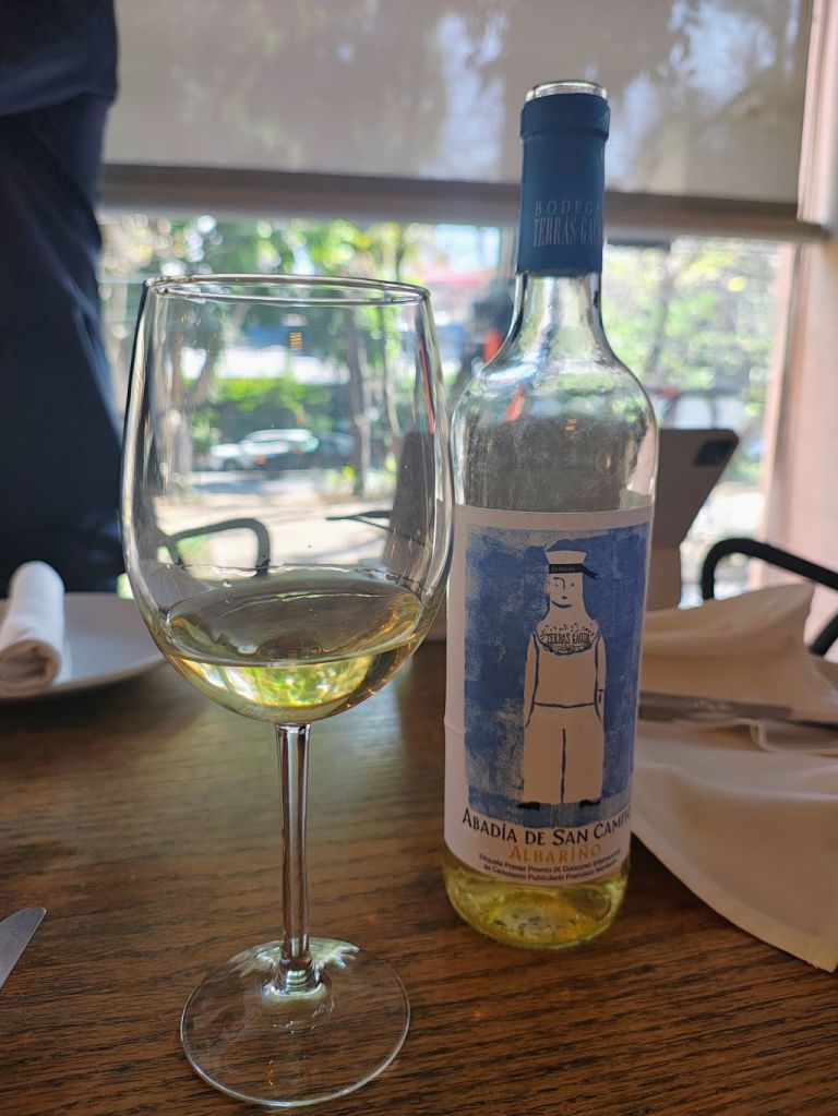 Su sola mención es sinónimo de una bodega que ha marcado una transformación en el goce y el entendimiento de los vinos de Galicia; abriendo además nuevos conceptos y expresiones en Bierzo, Rioja y Castilla y León