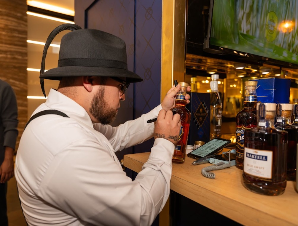 El Centro Comercial Mitikah se engalanó recientemente con la presencia de Pernod Ricard, que abrió su Pop-Up en este importante espacio de entretenimiento, convivencia y encuentro con las últimas tendencias de la moda. Durante todo el mes de junio, los visitantes pudieron descubrir la calidad, historia y características que distinguen a marcas icónicas del portafolio premium de Pernod Ricard, abriendo así la oportunidad de elegir el regalo perfecto para un ser querido y, por supuesto, para uno mismo. 
