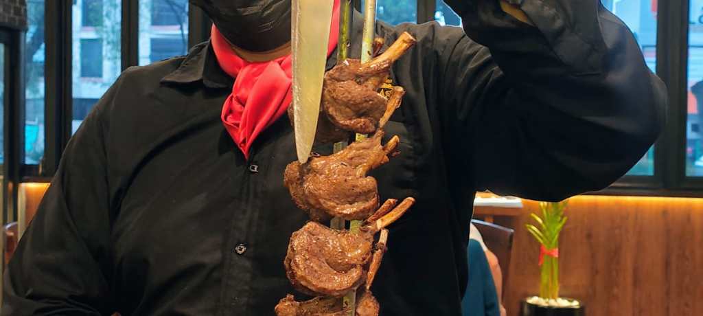 Disfruta el mes del cordero en Sal e Brasa
Deleítate con este corte que es símbolo de celebración en el sur de Brasil en la churrascaria que ha causado furor en la Ciudad de México por su variedad culinaria y la calidad premium de sus cortes
