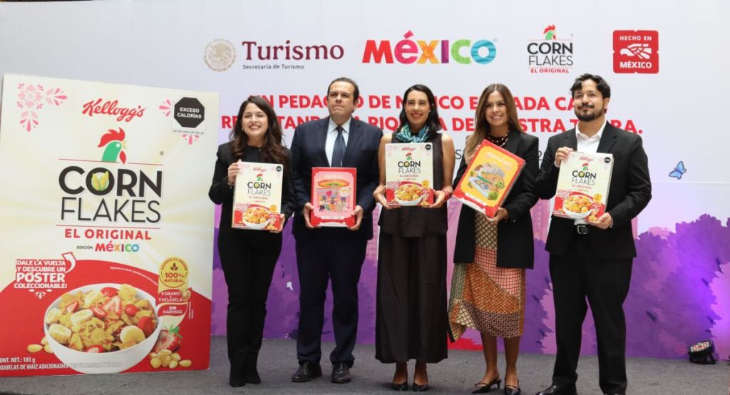 Evento de lanzamiento de Kellogg's Corn Flakes en México, con cinco presentadores sosteniendo diferentes versiones del producto frente a una gran caja de Corn Flakes.
