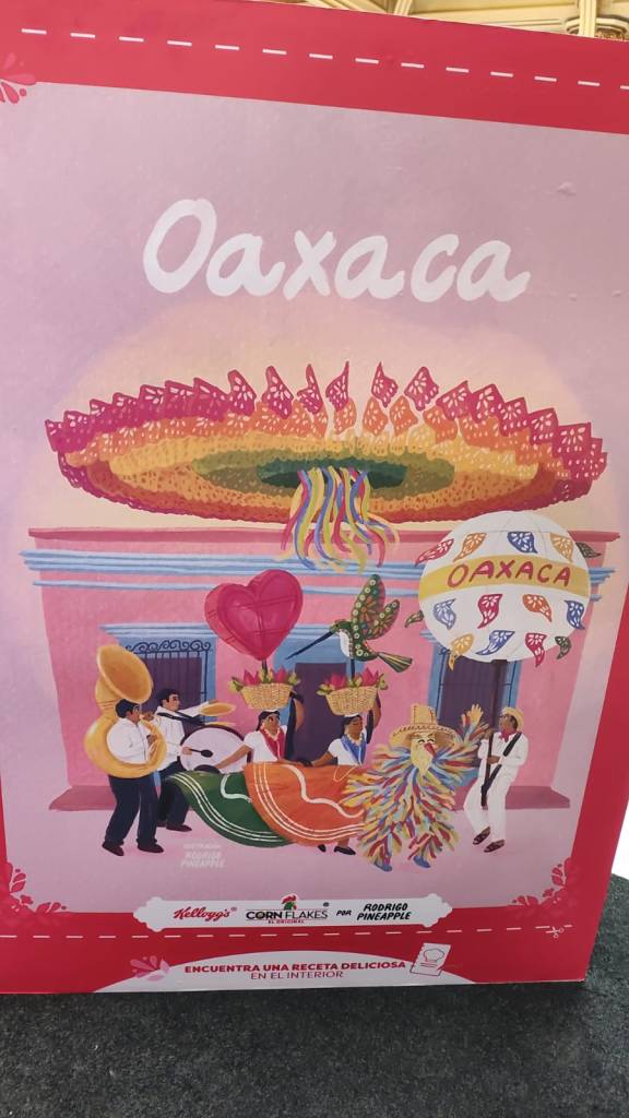 Ilustración colorida que representa una celebración en Oaxaca, con figuras bailando, música y decoraciones típicas. Incluye el texto 'Oaxaca' en la parte superior.