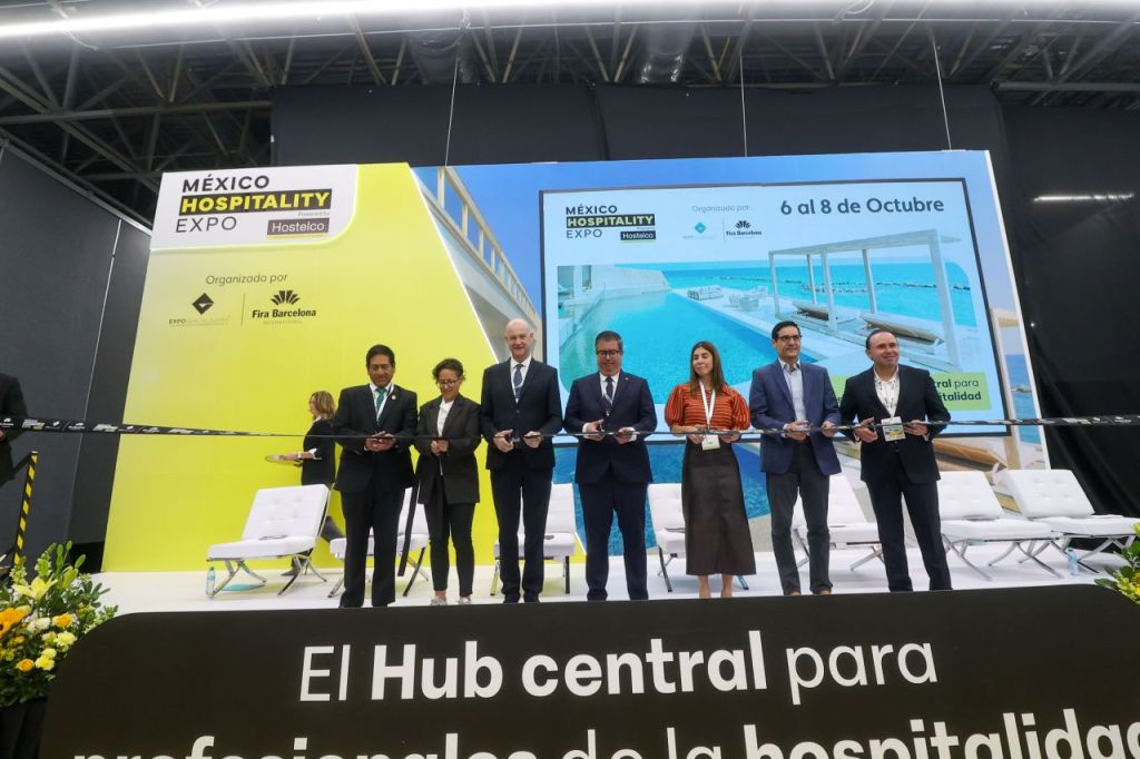Inauguración de la Expo México Hospitality, con asistentes listos para cortar el listón, detrás un banner promocional del evento que se realizará del 6 al 8 de octubre.