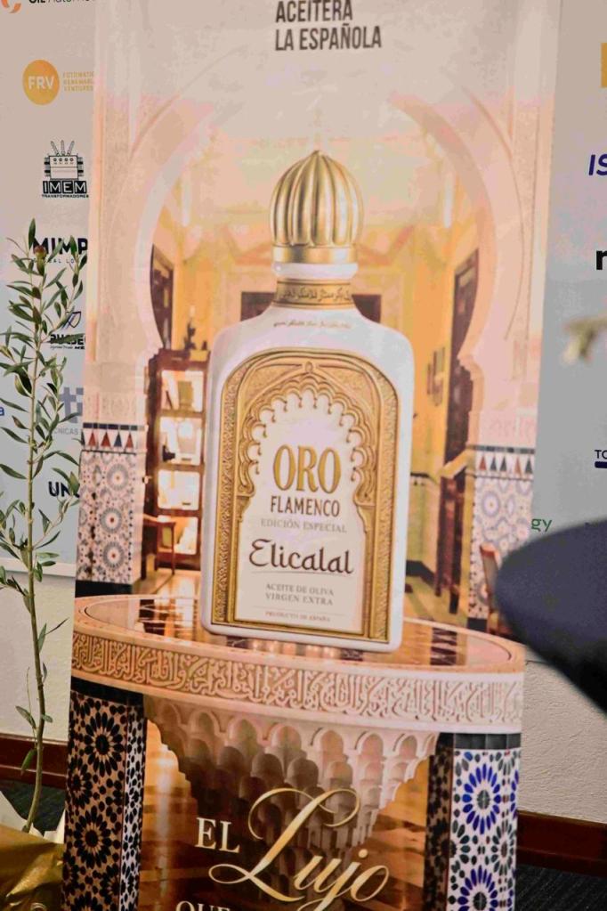 Envase de aceite de oliva 'Oro Flamenco', edición especial, con un fondo decorativo que muestra una decoración árabe.