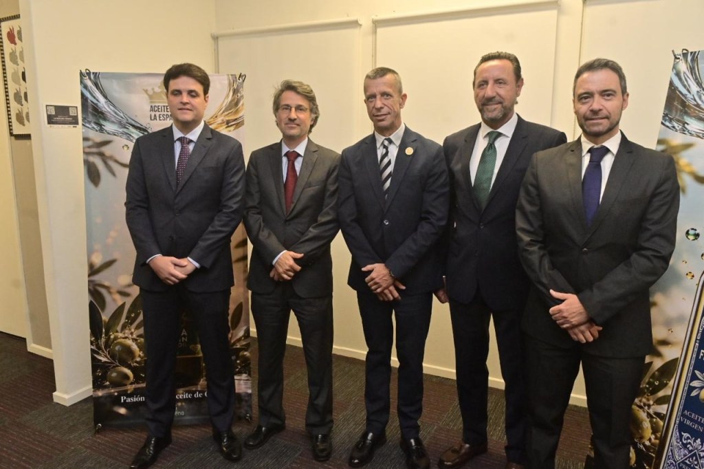 De izquierda a derecha Rodrigo Palini - Director Comercial de Sovena,  Pedro Acosta Pereira - Embajador de Portugal,  Oscar Zato- Presidente de la Cámara de Comercio Española en México, Pedro Romero - CEO de Aceitera La Española, Vasco Campos - Director Comercial de Sovena para Latam